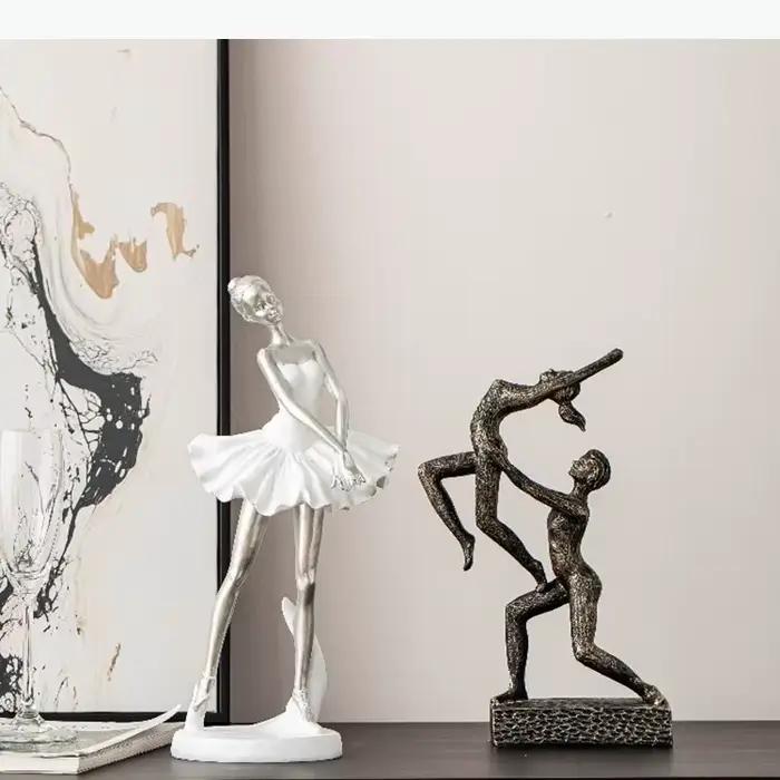 Statue de figures abstraites de danseurs doubles moderne en matériaux organiques pour bureau et décoration intérieure
