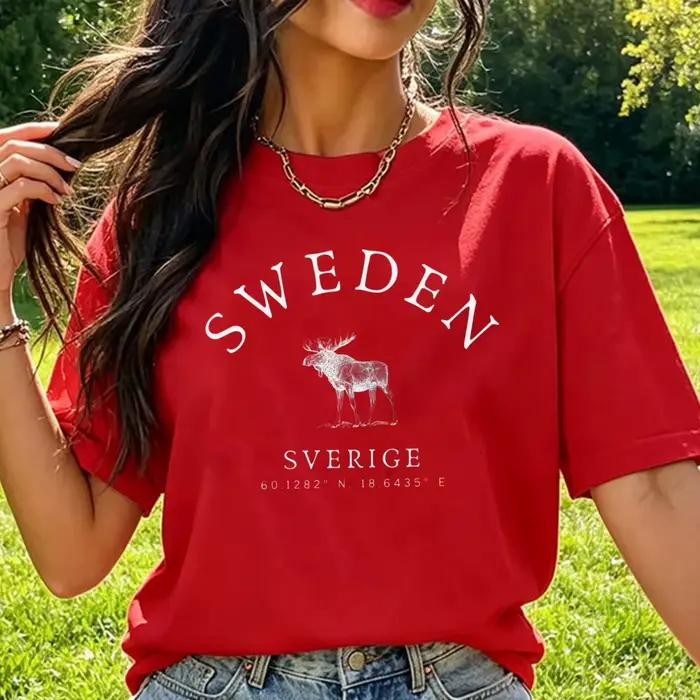 T-shirt du patrimoine suédois Sverige Moose Latitude Longitude Coordinate en coton, motif graphique minimaliste pays nordique, hauts décontractés