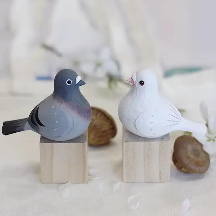 Oiseaux sculptés en bois | Décoration Paloma de la Paz | Pigeons blancs et gris | Sculpture artisanale en bois | Adorno Mesa Madera Maciza