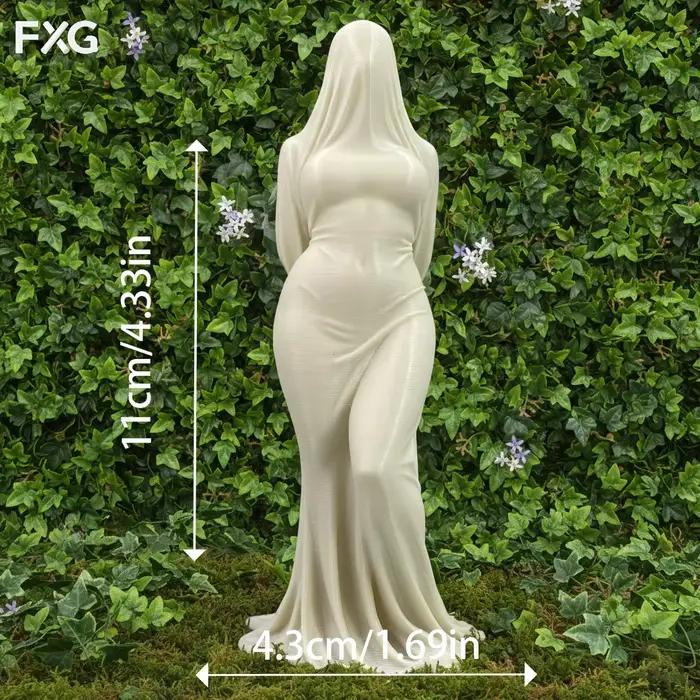 Sculpture de silhouette féminine couvrant une voile fluide