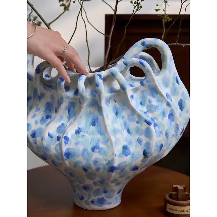 Vase en céramique fait main design moderne vase bleu abstrait pour table decoration intérieure originalité occassions spéciales