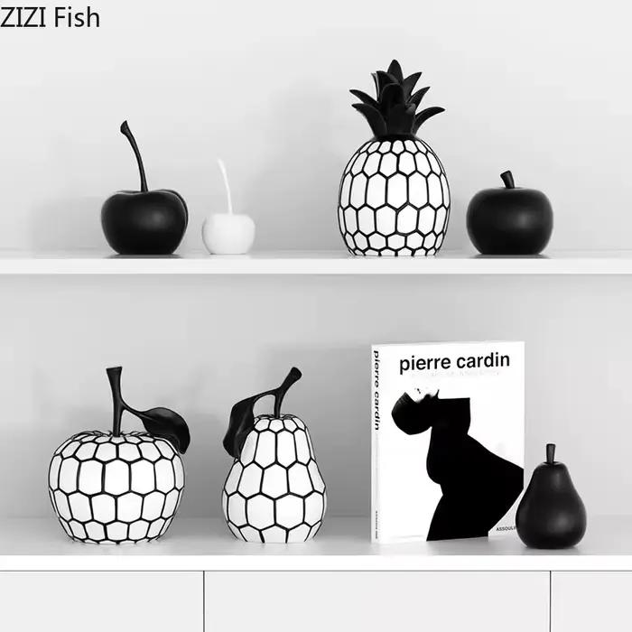 Statue d'ananas et de pomme à rayures noires et blanches