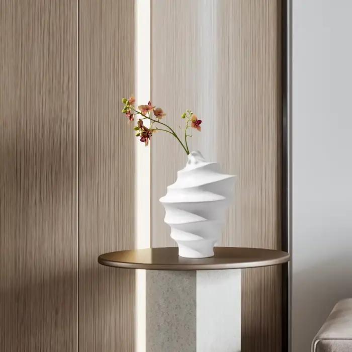 Vase en céramique moderne orné de spirales géométriques pour décoration intérieure et accessoires de maison occasions spéciales