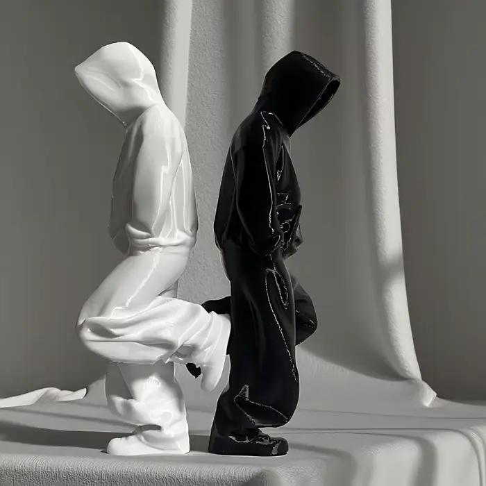 Ensemble de sculptures de figures à capuches