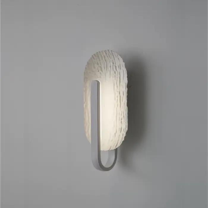 Couloir de luxe et minimaliste, salle d'escalier, paire de salon, mur de fond, chambre principale, applique murale de chevet