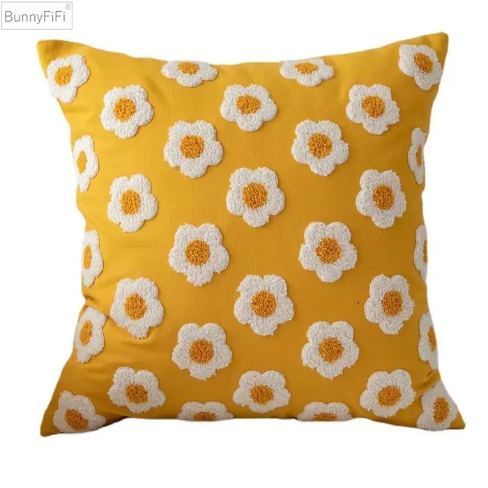 Housse de coussin carrée brodée motif marguerites poly-coton douce et confortable pour salon et décoration festive occasions spéciales