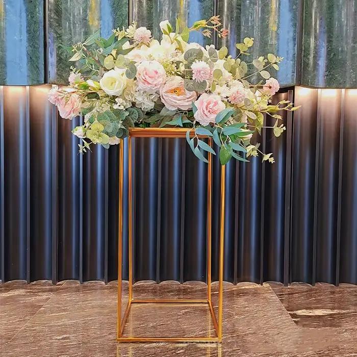 Vases en métal, Vase de Table délicat