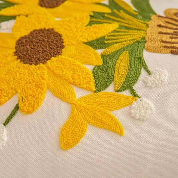 Housse de coussin brodée en coton à fleurs
