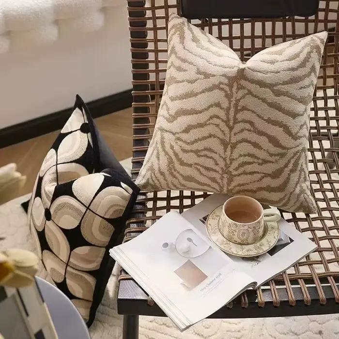 Housse de coussin géométrique noir kaki