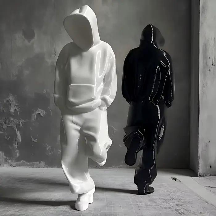 Ensemble de sculptures de figures à capuches