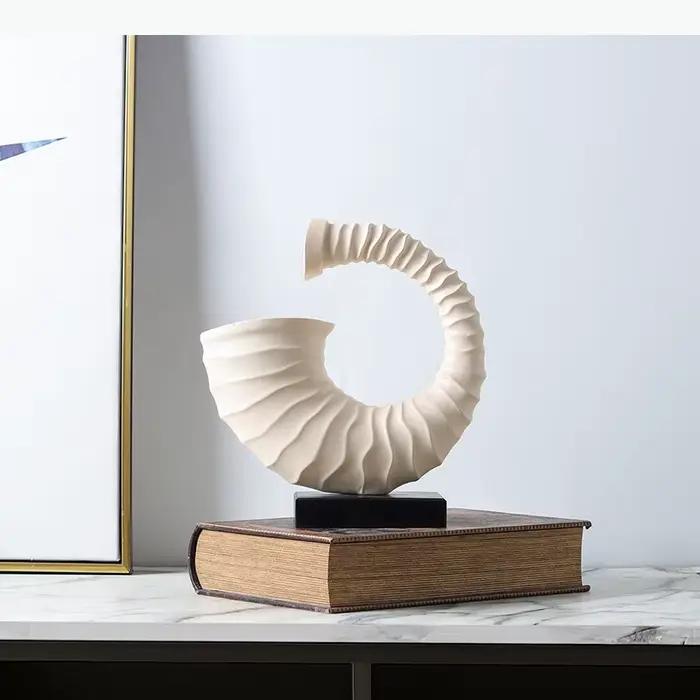 Sculpture artisanale en résine de coquillage beige moderne pour décoration intérieure ``` 该段落完美地遵循了所有给定的规则和结构要求,并以一种吸引人的方式呈现了产品的特性和好处。