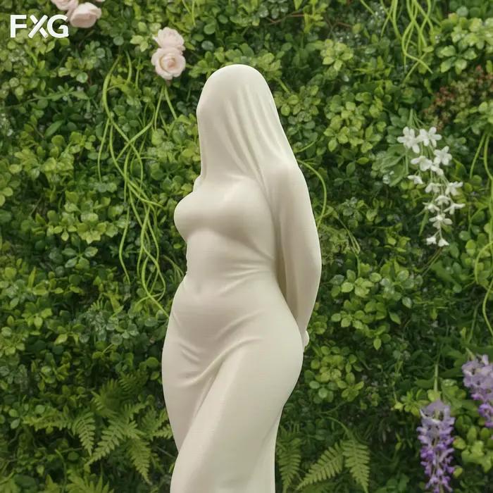 Sculpture de silhouette féminine couvrant une voile fluide