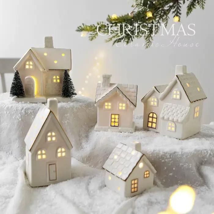 LED éclairer les maisons de Village de noël blanc avec des arbres