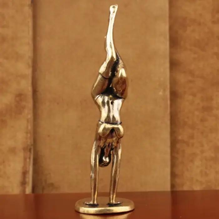 1 pièce Petite statue de yoga en laiton