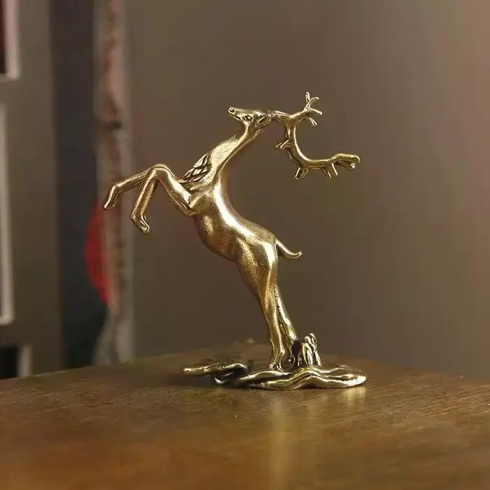 Petite statue de cerf sika sautant en laiton rétro