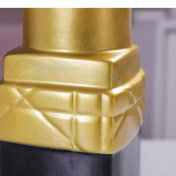 Vase en résine en forme de rouge à lèvres