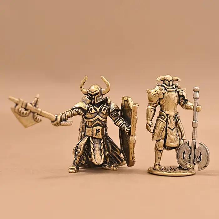 Figurine en laiton pour la décoration intérieure : Guerrier avec hache et bouclier