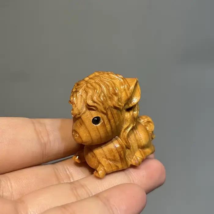 Petites statues d'animaux en bois sculptées à la main