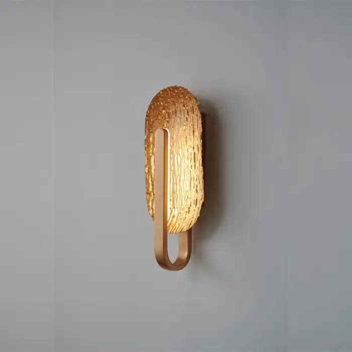 Couloir de luxe et minimaliste, salle d'escalier, paire de salon, mur de fond, chambre principale, applique murale de chevet