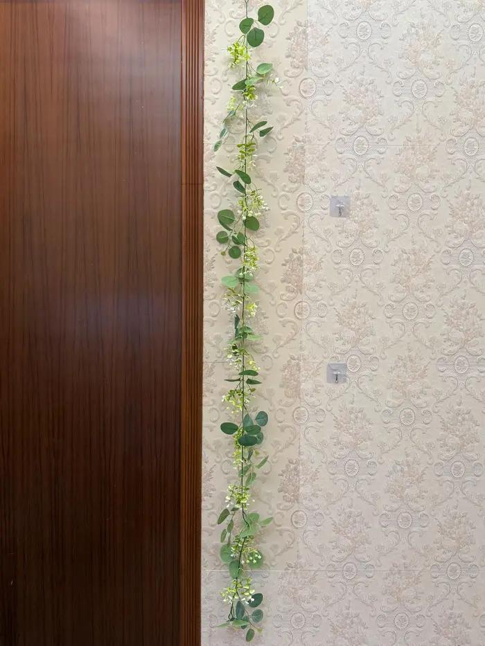 Guirlande de feuilles d'eucalyptus artificielles vigne de printemps avec fleurs blanches et baies pour décoration de mariage et fête à domicile