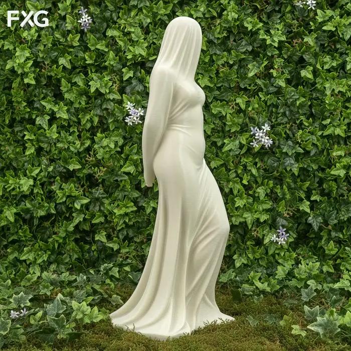 Sculpture de silhouette féminine couvrant une voile fluide