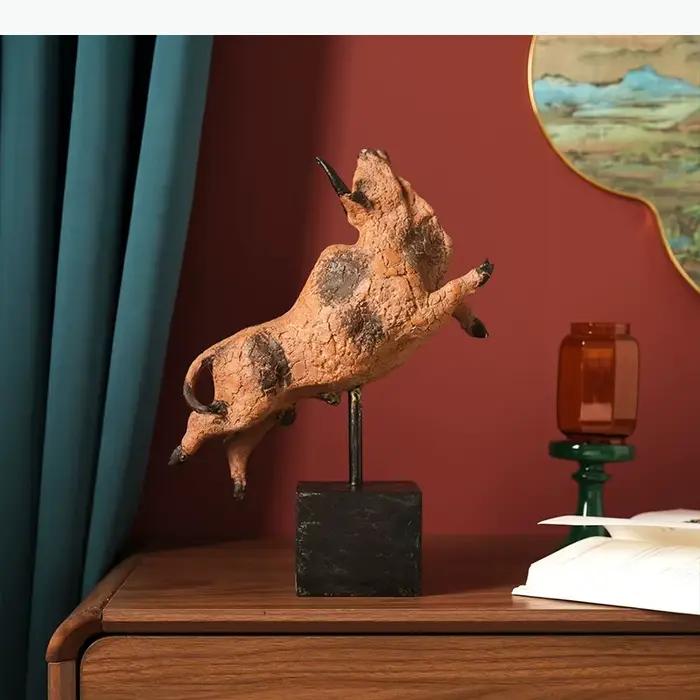 Statue de taureau en matière organique avec texture craquelée pour bureau et décoration d'intérieur animalière moderne