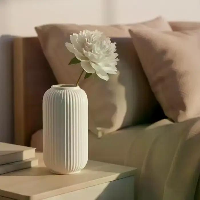 Vase en plastique chic à rayures imitation céramique pour fleurs - Pièce décorative florale durable et facile à placer