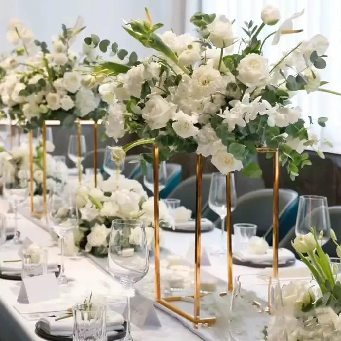 Vases en métal, Vase de Table délicat