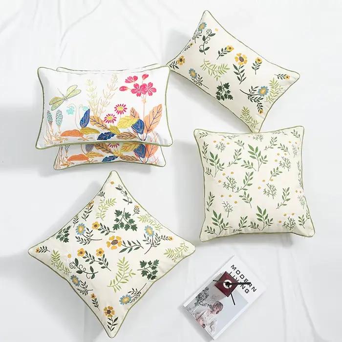 Juste de coussin brodée florale botanique