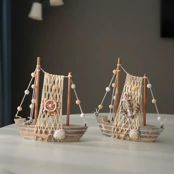 Modèle de bateau en bois vintage de 18 cm, finition vieillie, ton bois clair, voilier avec détails coquillages et filet, décoration intérieure et cadeau