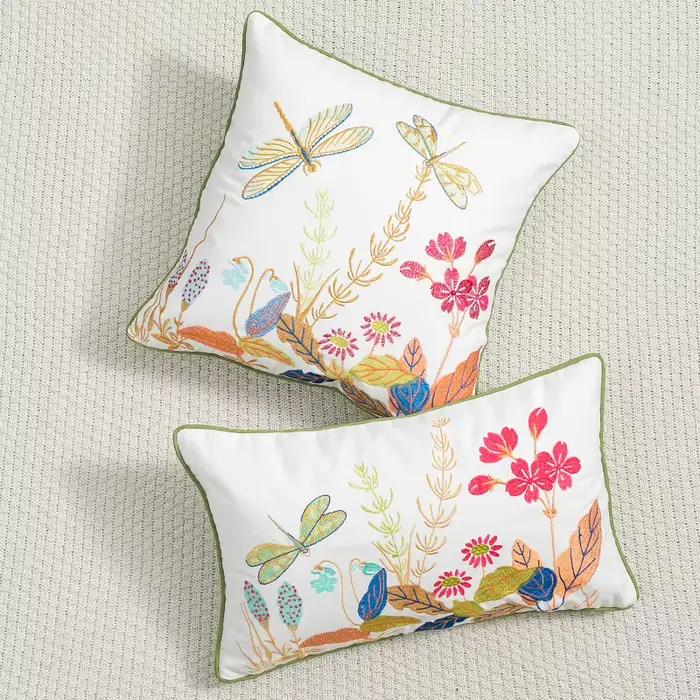 Juste de coussin brodée florale botanique