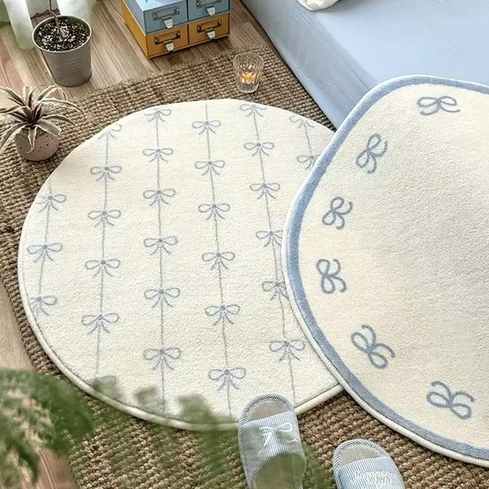 Tapis rond doux et moelleux bleu avec nœud papillon