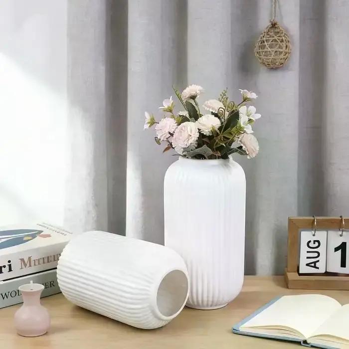 Vase en plastique chic à rayures imitation céramique pour fleurs - Pièce décorative florale durable et facile à placer
