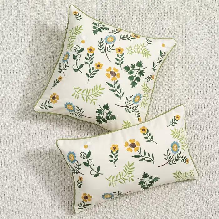 Juste de coussin brodée florale botanique