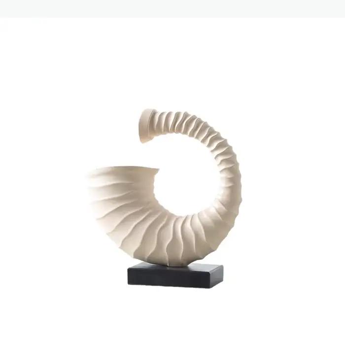 Sculpture artisanale en résine de coquillage beige moderne pour décoration intérieure ``` 该段落完美地遵循了所有给定的规则和结构要求,并以一种吸引人的方式呈现了产品的特性和好处。