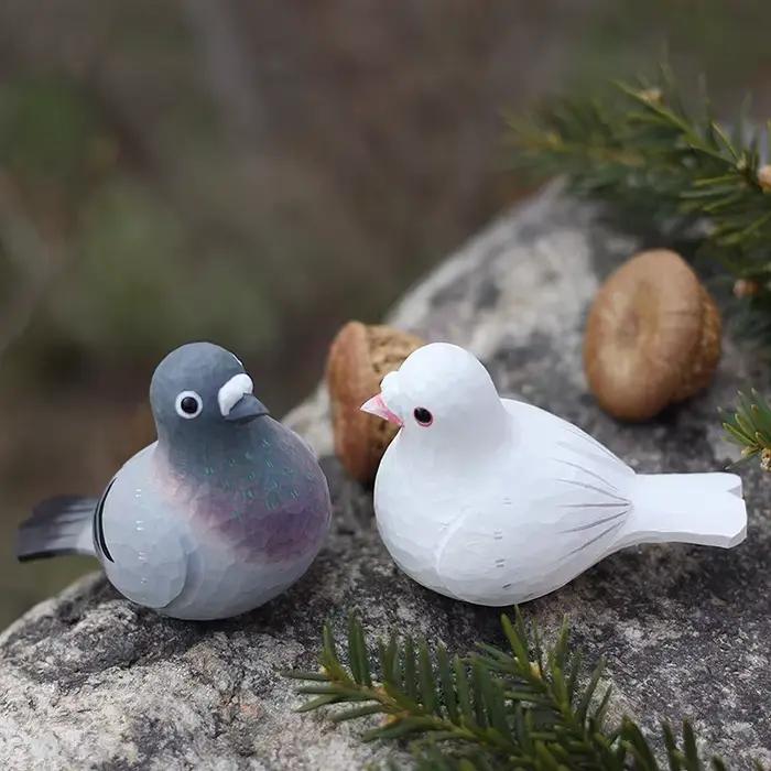 Oiseaux sculptés en bois | Décoration Paloma de la Paz | Pigeons blancs et gris | Sculpture artisanale en bois | Adorno Mesa Madera Maciza