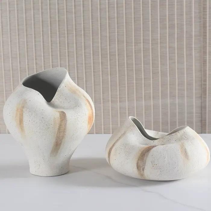Vase en céramique mat de style rustique