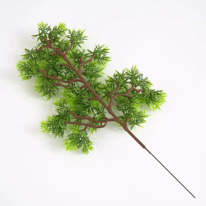 Branches de pin artificielles