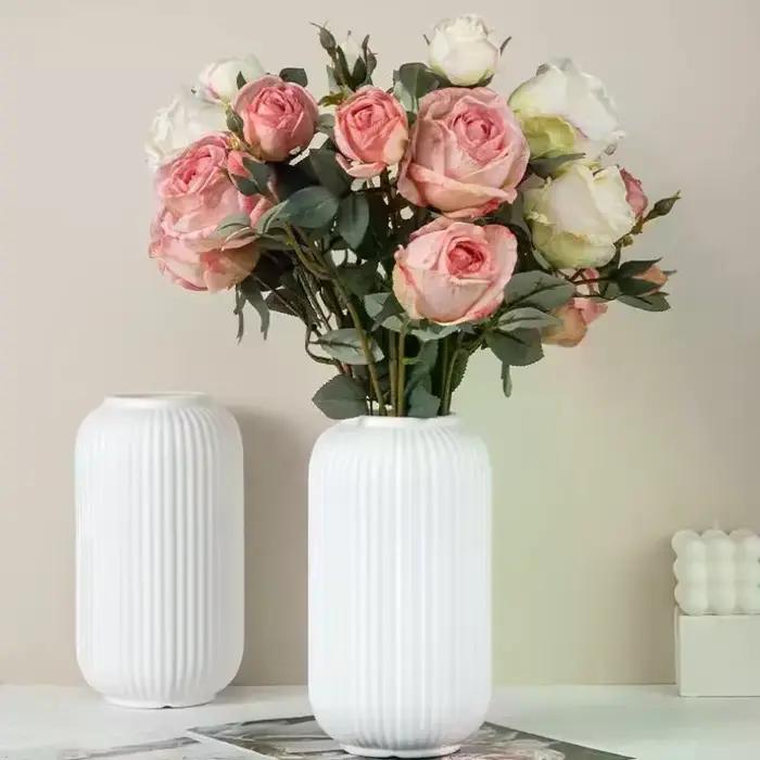 Vase en plastique chic à rayures imitation céramique pour fleurs - Pièce décorative florale durable et facile à placer