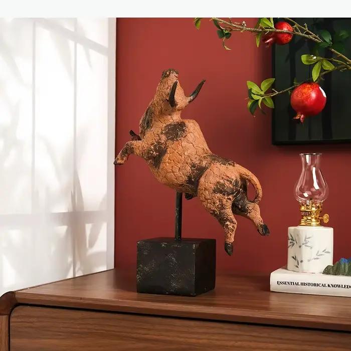 Statue de taureau en matière organique avec texture craquelée pour bureau et décoration d'intérieur animalière moderne