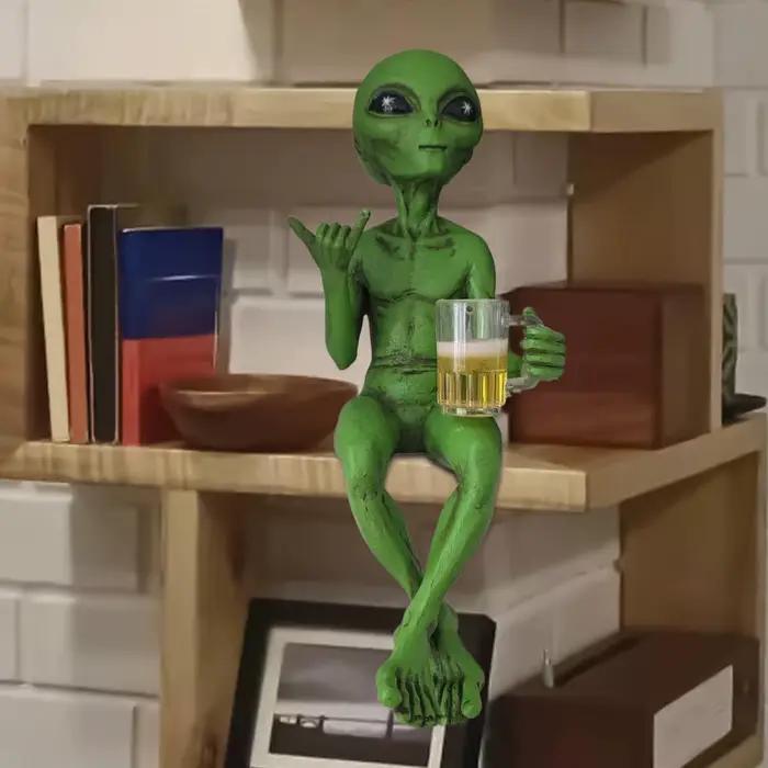 Statue d'alien buvant de la bière en résine
