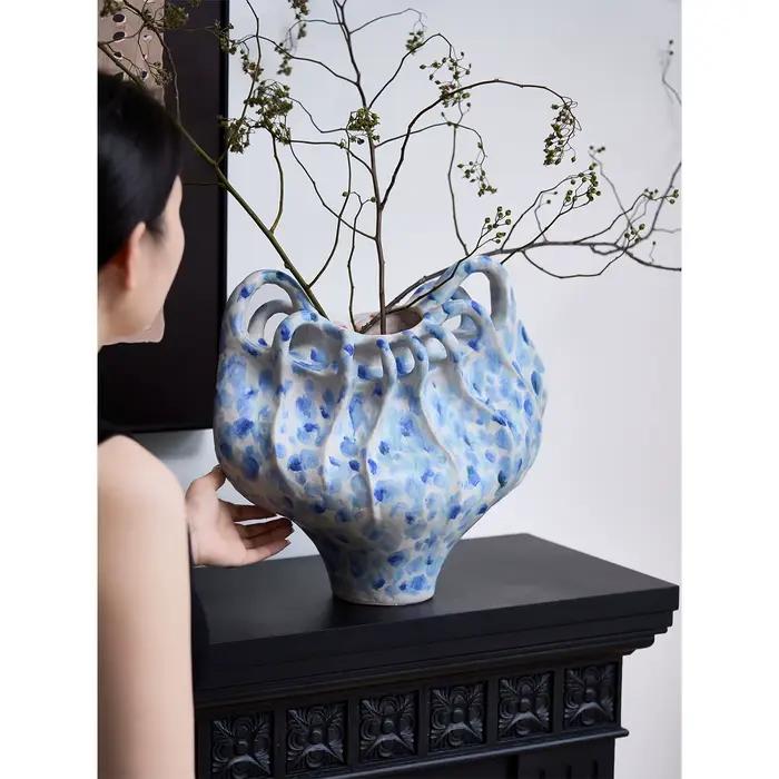 Vase en céramique fait main design moderne vase bleu abstrait pour table decoration intérieure originalité occassions spéciales
