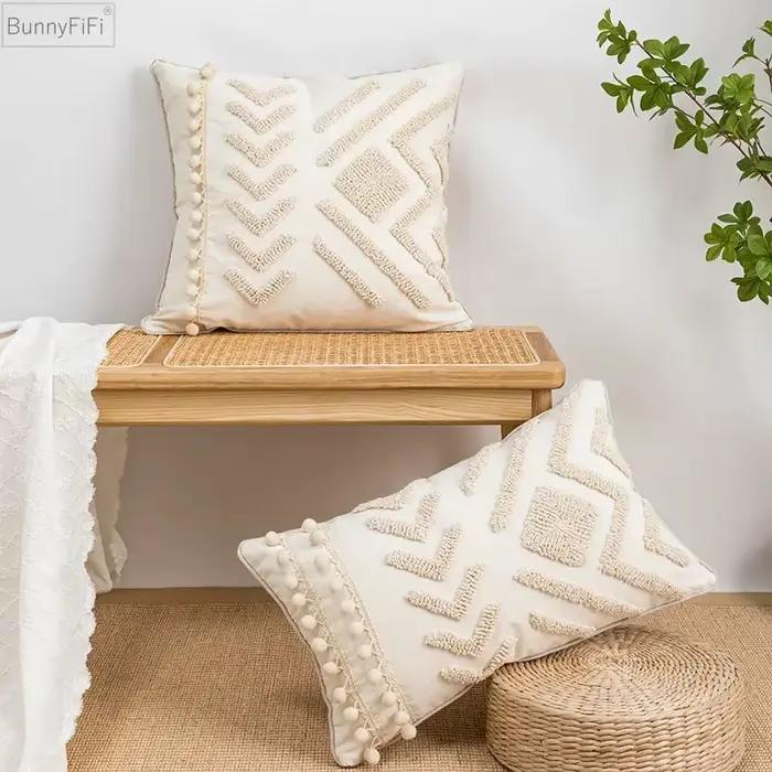 Juste de coussin brodée géométrique avec pompon