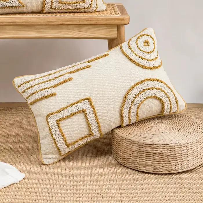 Juste de coussin brodée géométrique avec pompon