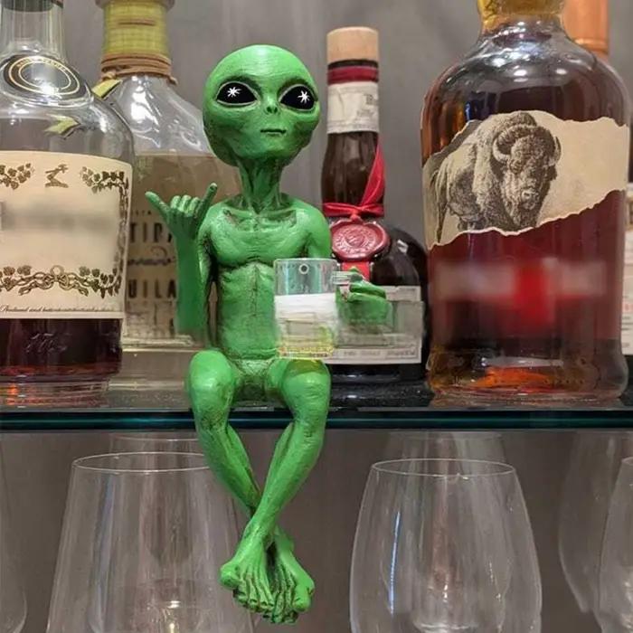 Statue d'alien buvant de la bière en résine