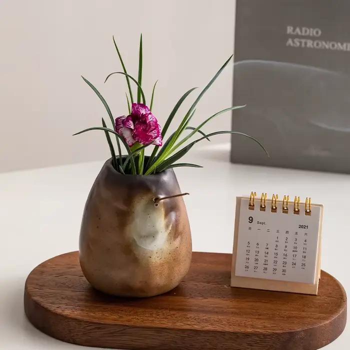 Vase en céramique créatif en forme de pierre irrégulière