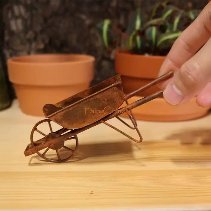 Brouette miniature pour jardin féerique