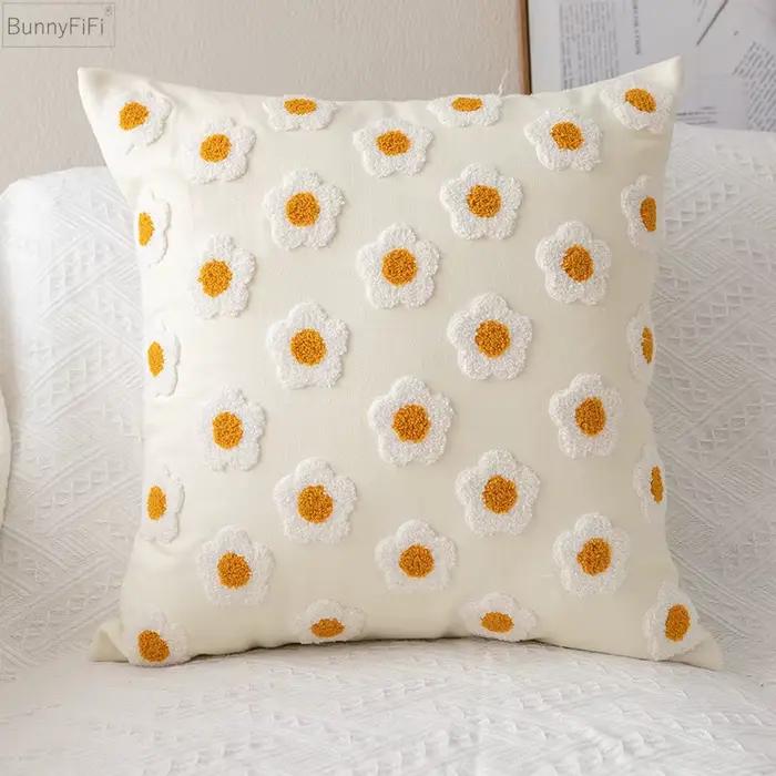 Housse de coussin carrée brodée motif marguerites poly-coton douce et confortable pour salon et décoration festive occasions spéciales
