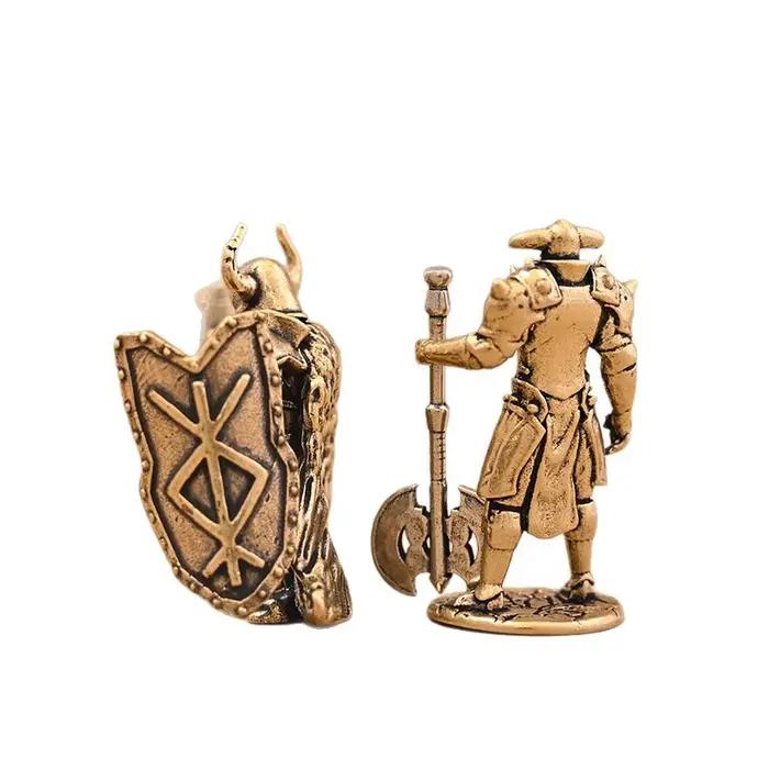 Figurine en laiton pour la décoration intérieure : Guerrier avec hache et bouclier