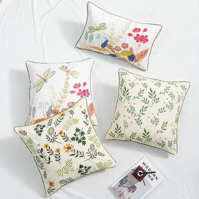 Juste de coussin brodée florale botanique